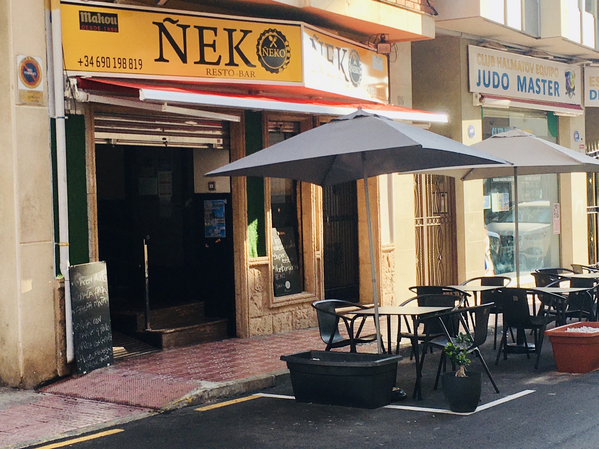 Mesa de Ñeko Resto-bar con sabores latinos en Torrevieja